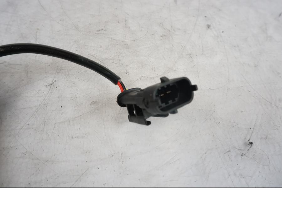 Vänster sida på Tändspole från en KTM 1290 Super Duke R -2023 motorcykel.