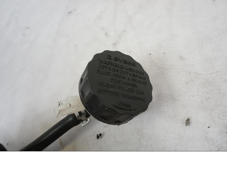 Snett nerifrån på Bromshuvudcylinder från en KTM 125 Duke -2017 motorcykel.