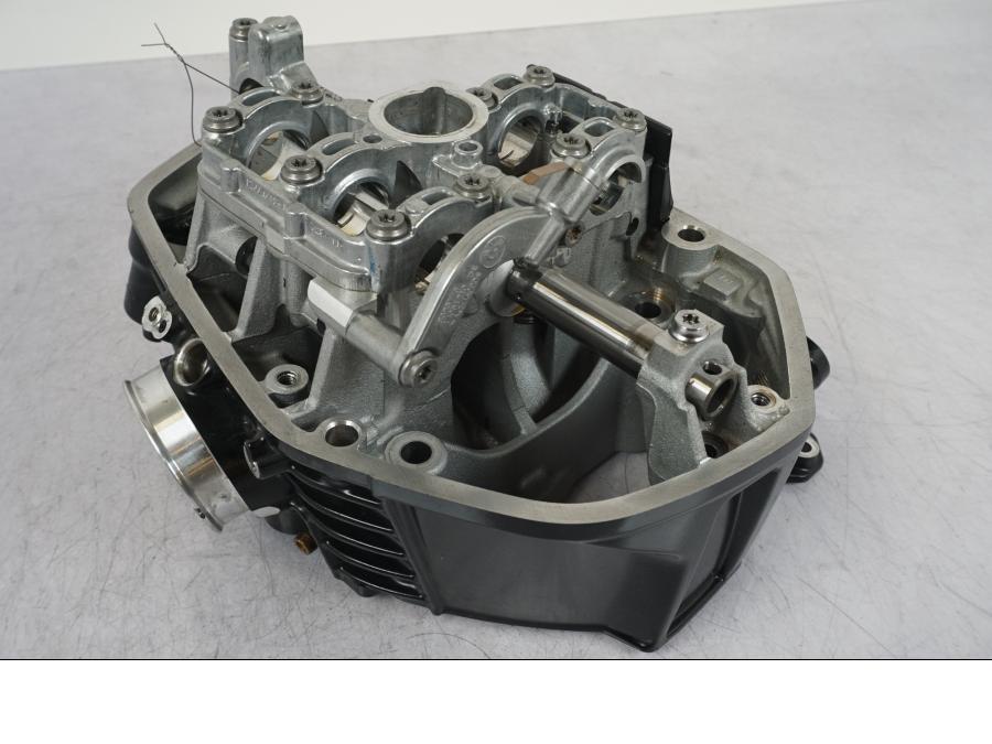 Snett nerifrån på Topplock från en BMW R 1250 GS -2023 motorcykel.