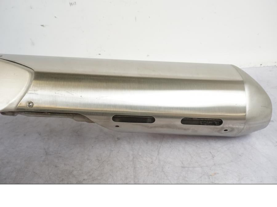 Snett nerifrån på Ljuddämpare från en BMW K 1600 -2012 motorcykel.