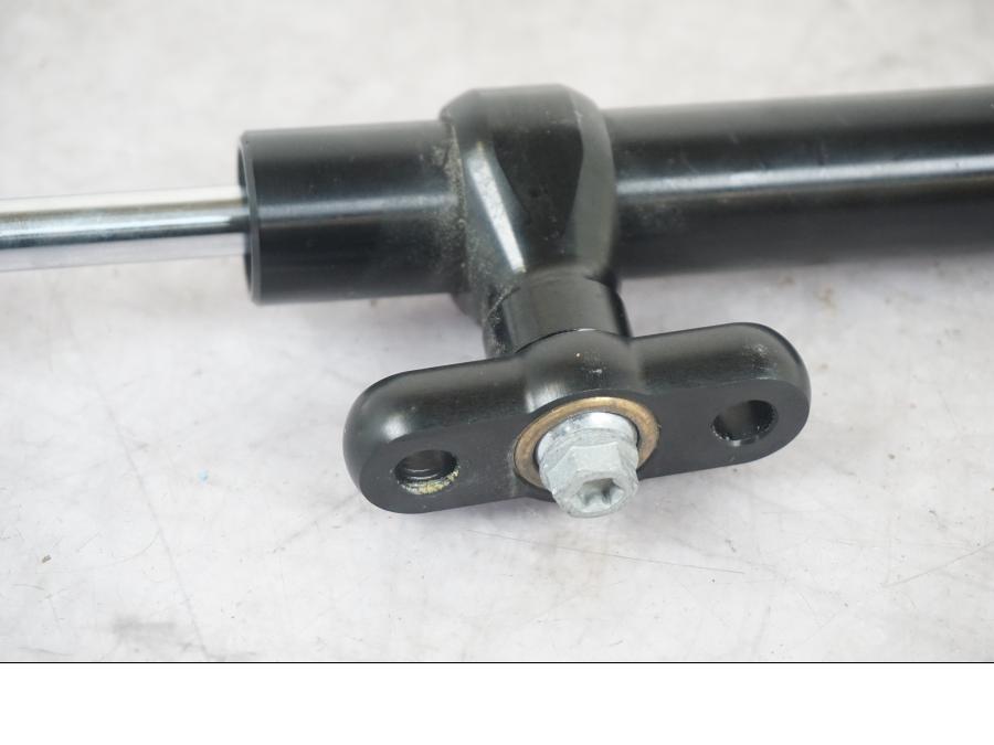 Vänster sida på Styrdämpare från en KTM 1290 Super Adventure S -2022 motorcykel.