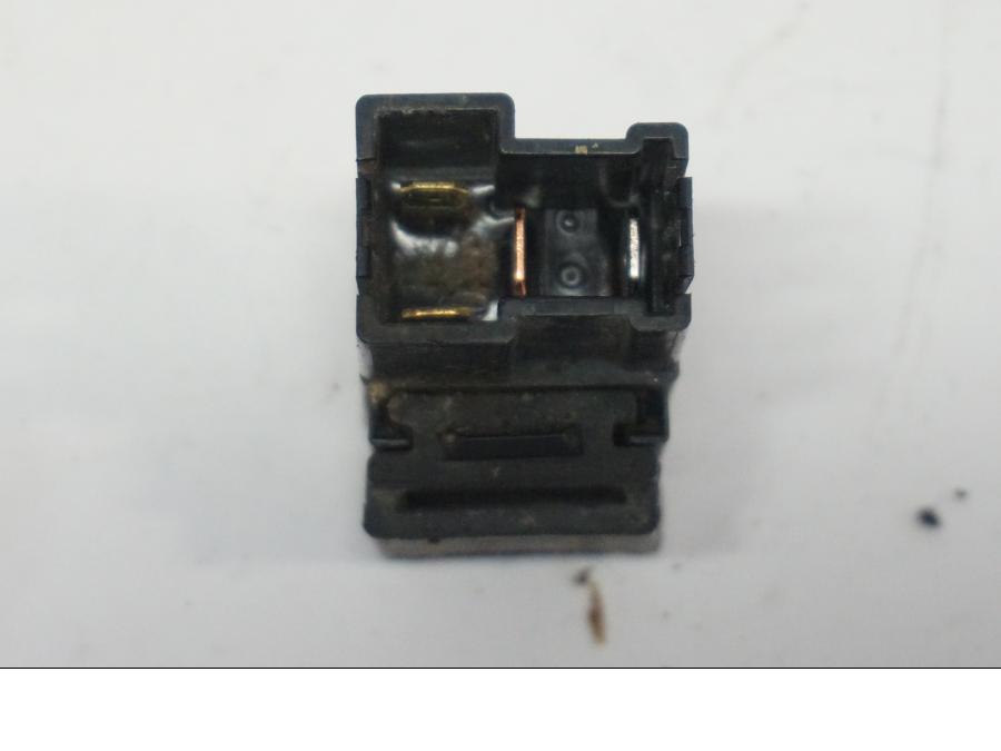 Höger sida på Relä från en Yamaha FZ1-SA -2007 motorcykel.