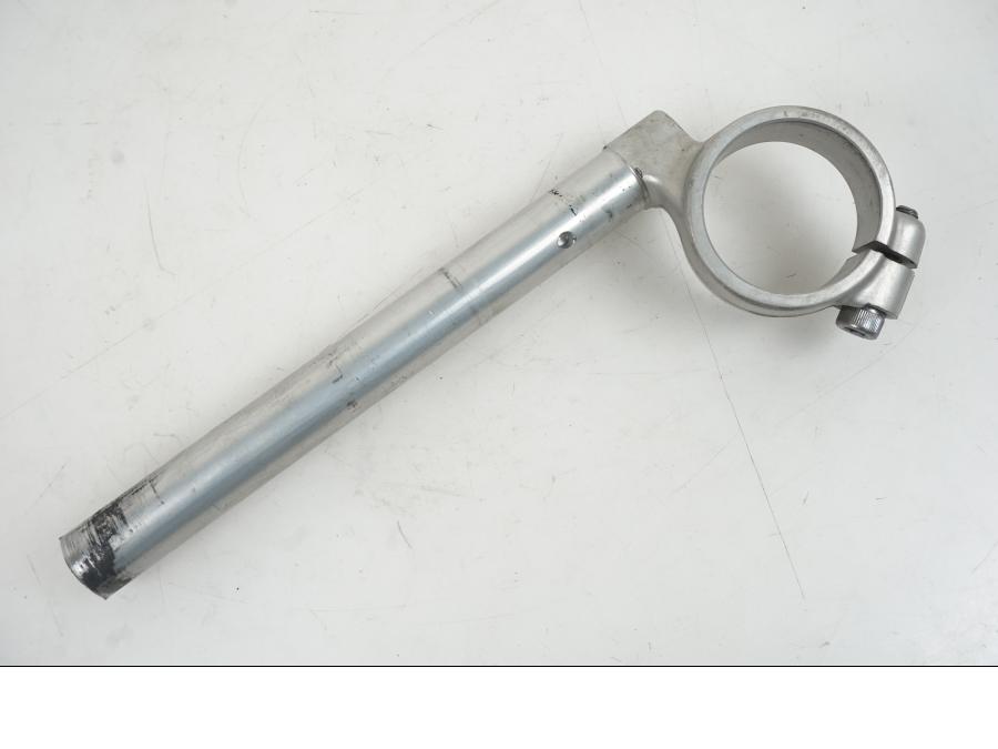 Snett nerifrån på Styre från en Suzuki GSX-R 1000 -2007 motorcykel.