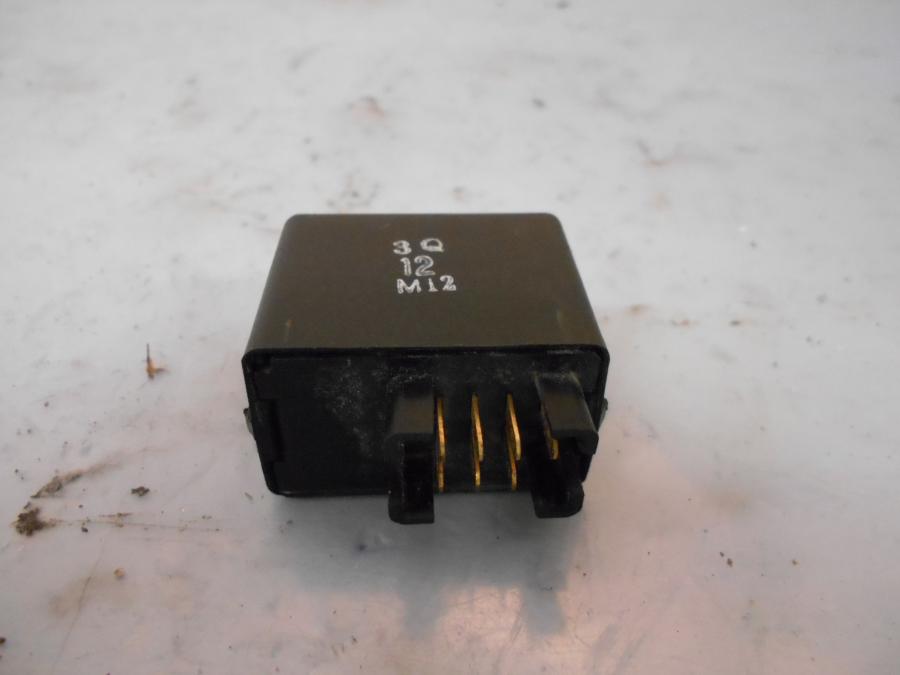 Framsidan på Blinkersrelä från en Suzuki DL 650 -2013 motorcykel.