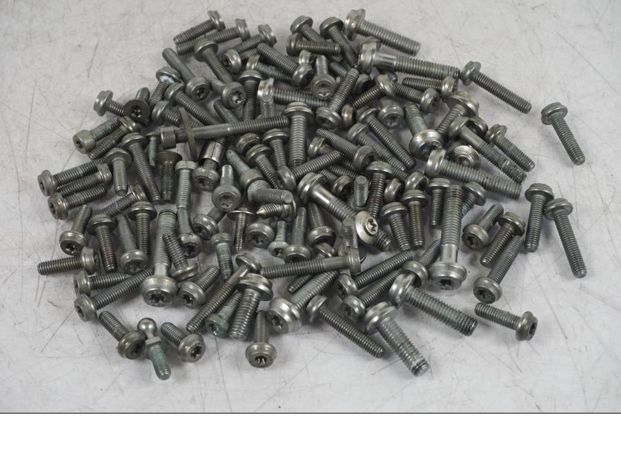 Snett uppifrån på Skruv / Mutter etc från en BMW R 1250 GS -2023 motorcykel.