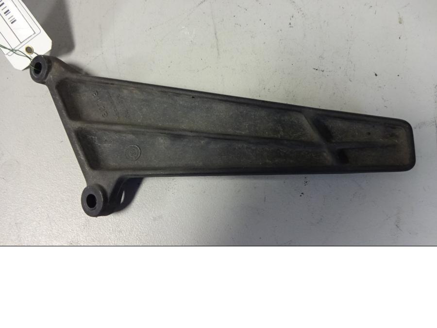 Baksidan på Fotpinnefäste från en Aprilia RSV 1000 -2002 motorcykel.