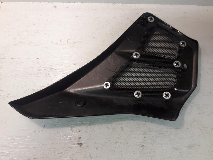 Baksidan på Sidkåpa från en Suzuki GSF 1250 -2009 motorcykel.