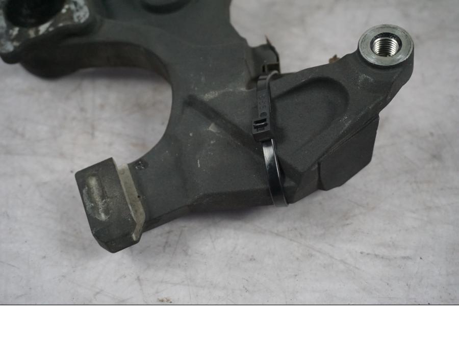 Snett nerifrån på Bromsoksfäste från en Suzuki GSX 1300 BK -2008 motorcykel.