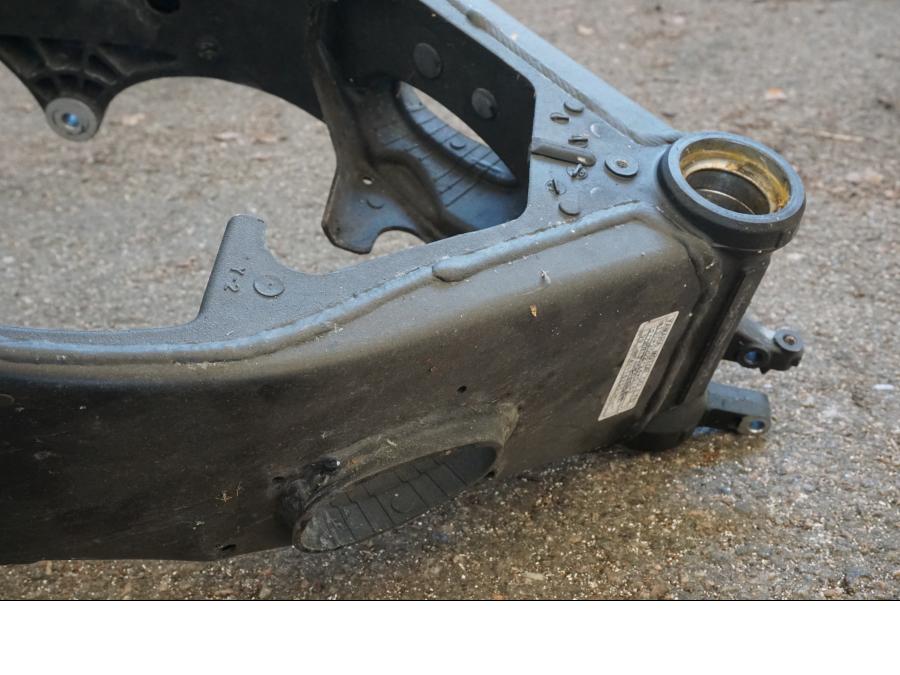 Snett nerifrån på Ram från en Yamaha YZF 1000 R1 -2007 motorcykel.