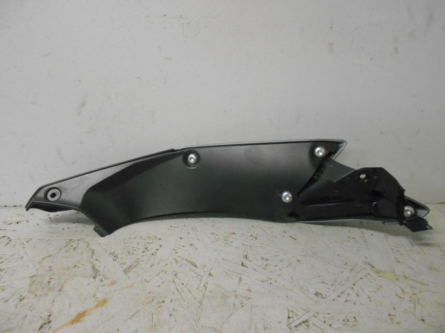 Höger sida på Bensintankskåpa från en Triumph Tiger 800 -2016 motorcykel.