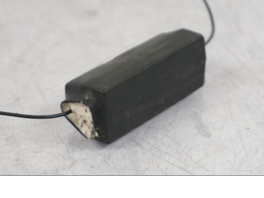 Höger sida på Motstånd från en Suzuki VZ 800 -2000 motorcykel.