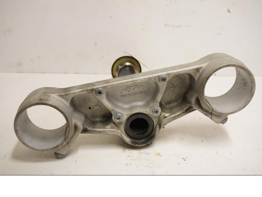 Baksidan på Gaffelkrona från en KTM RC8 -2009 motorcykel.