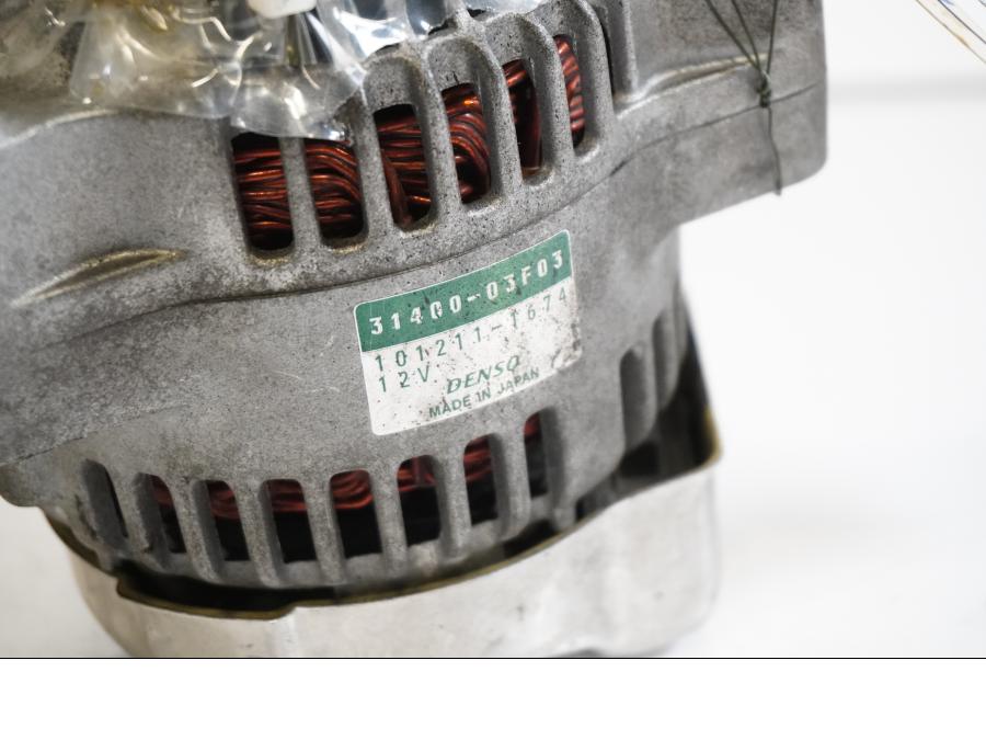 Baksidan på Generator från en Suzuki GSX 750 -2002 motorcykel.