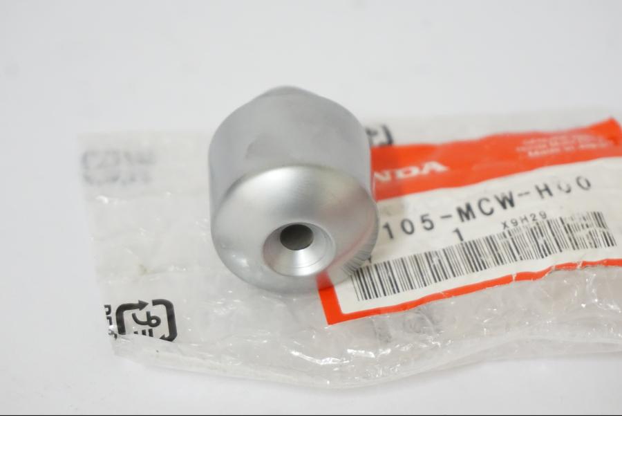 Baksidan på Styrvikt från en Honda VFR 800 -2008 motorcykel.