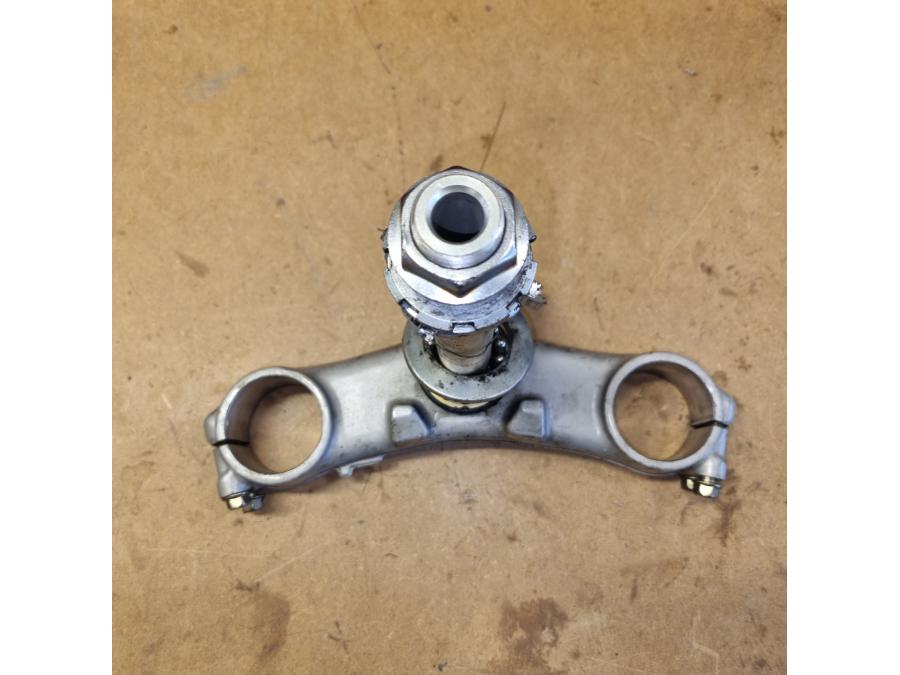 Höger sida på Gaffelkrona från en Honda CBR 900 RR -2002 motorcykel.