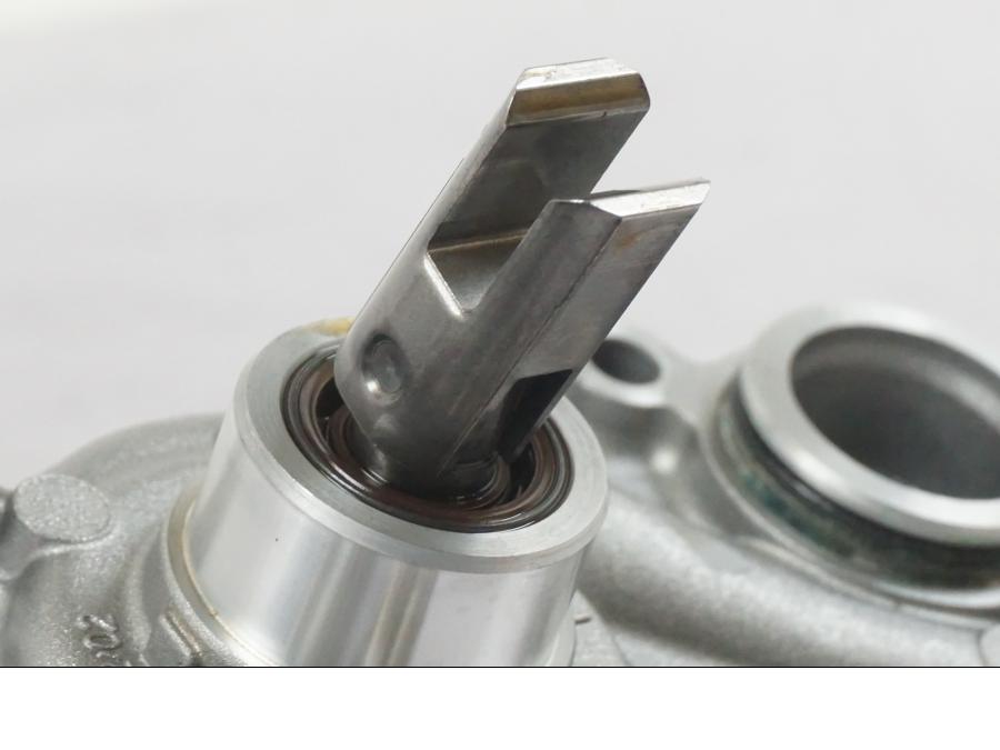 Snett nerifrån på Vattenpump från en BMW R 1200 GS -2018 motorcykel.