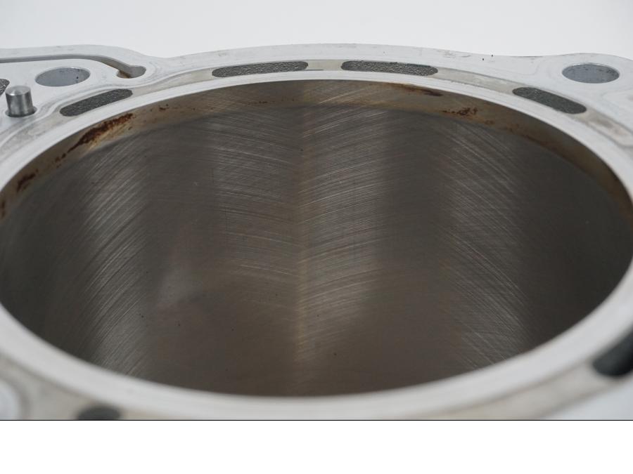 Snett nerifrÄn pÄ Cylinder frÄn en KTM 1290 Super Duke R -2021 motorcykel.