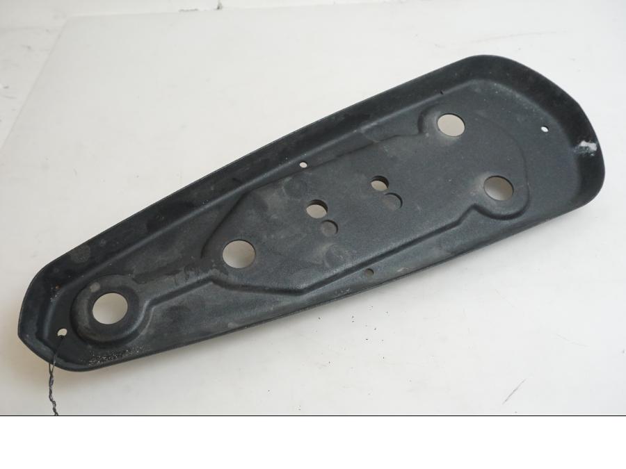 Vänster sida på Fotpinneplatta från en Indian Chieftain Dark Horse -2019 motorcykel.