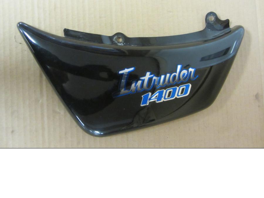 Framsidan på Sidopanel från en Suzuki VS 1400 -1993 motorcykel.