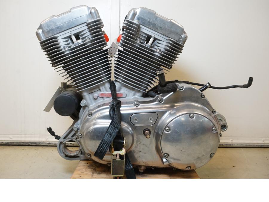 Framsidan på Motor från en H-D Sportster 883 XL -2007 motorcykel.