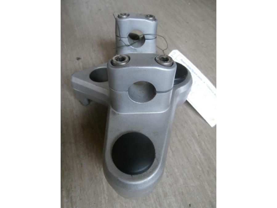 Snett nerifrån på Gaffelkrona från en BMW R 850 R -2004 motorcykel.