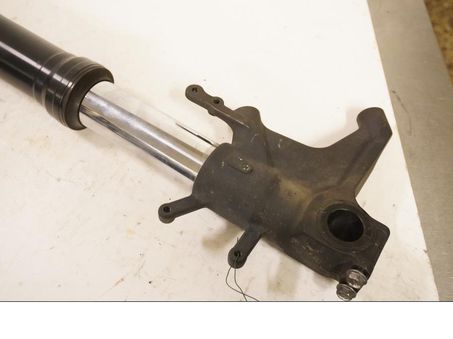 Vänster sida på Gaffelben från en Suzuki GSX 1300 BK -2008 motorcykel.