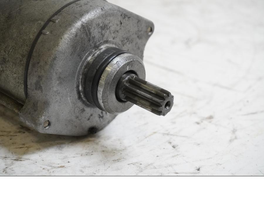 Baksidan på Startmotor från en Honda CBR 900 RR -2000 motorcykel.