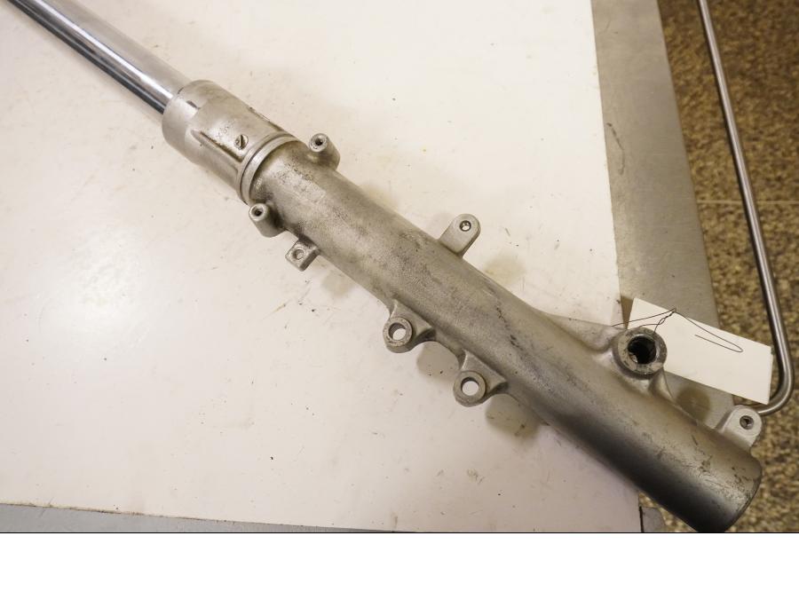 Vänster sida på Gaffelben från en Suzuki DR 800 S -1992 motorcykel.