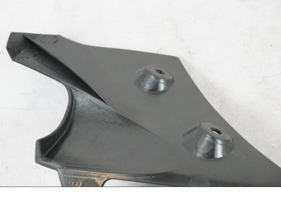 Vänster sida på Ramplast från en KTM 690 Duke -2015 motorcykel.