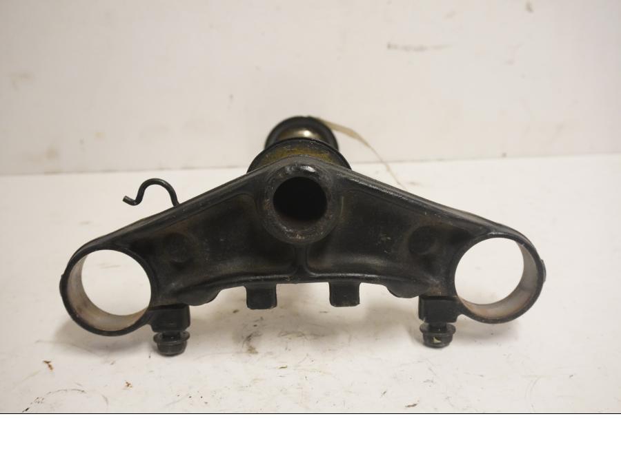 Baksidan på Gaffelkrona från en Honda CB 750 SF -1999 motorcykel.