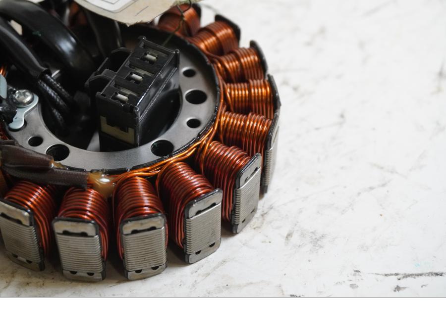 Baksidan på Generator från en Kawasaki Z 1000 -2008 motorcykel.