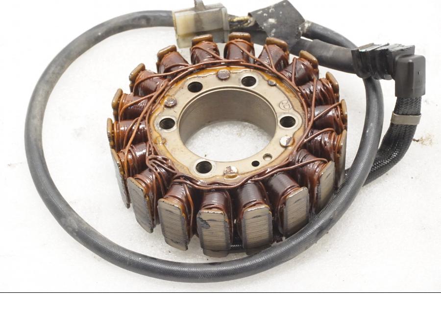 Framsidan pÄ Generator frÄn en Honda VFR 750 -1990 motorcykel.