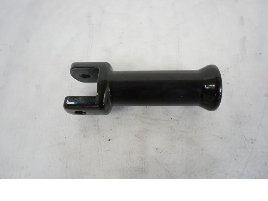 Snett uppifrån på Fotpinnefäste från en H-D Softail Sport Glide FLSB -2022 motorcykel.