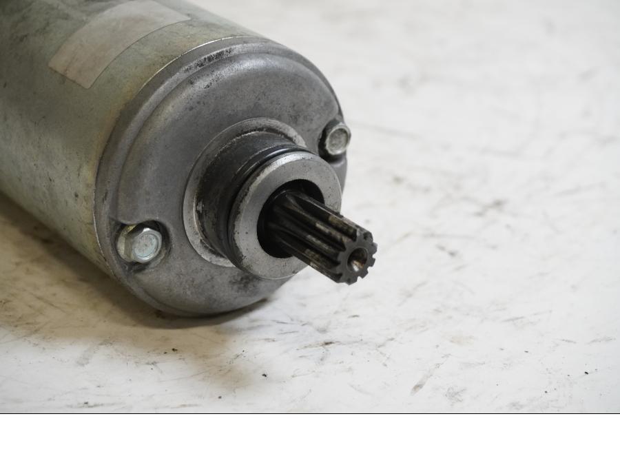 Baksidan på Startmotor från en Triumph Tiger -2002 motorcykel.