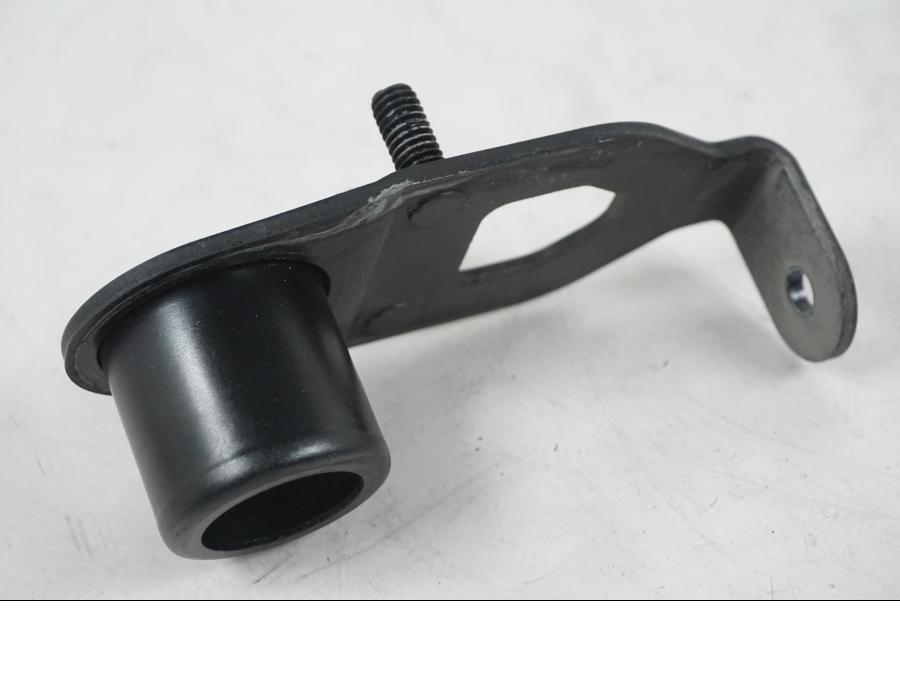 Vänster sida på Tändningslåsfäste från en H-D Softail FXCW Rocker -2008 motorcykel.