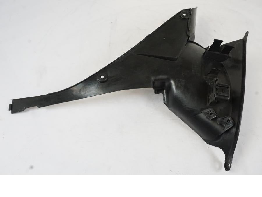 Vänster sida på Kylarvinge från en Honda CBR 1000 RR -2007 motorcykel.