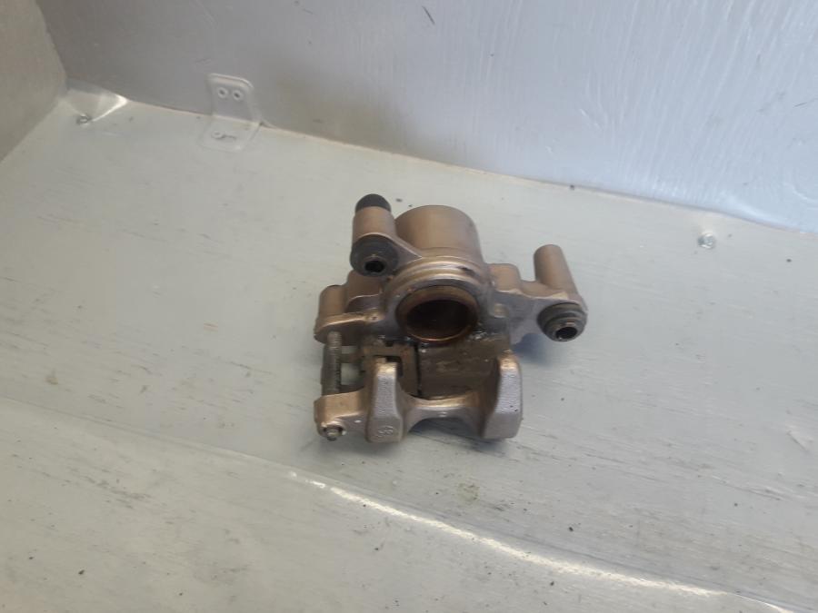 Baksidan på Bromsok från en Honda CBR 125 R -2008 motorcykel.