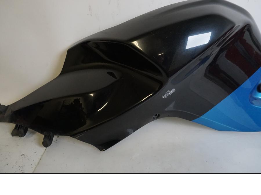 Höger sida på Bensintankskåpa från en BMW K 1200 S -2007 motorcykel.