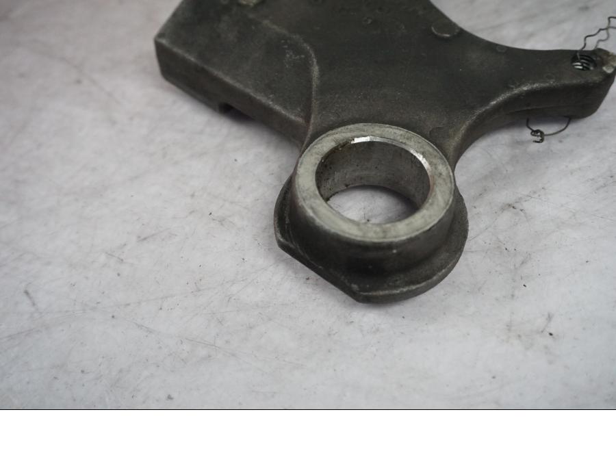 Snett nerifrån på Bromsoksfäste från en Yamaha YZF R6 -2006 motorcykel.