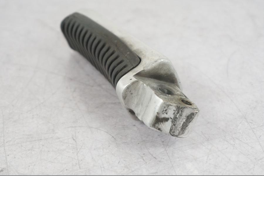 Höger sida på Fotpinne från en Suzuki VZ 800 -2000 motorcykel.