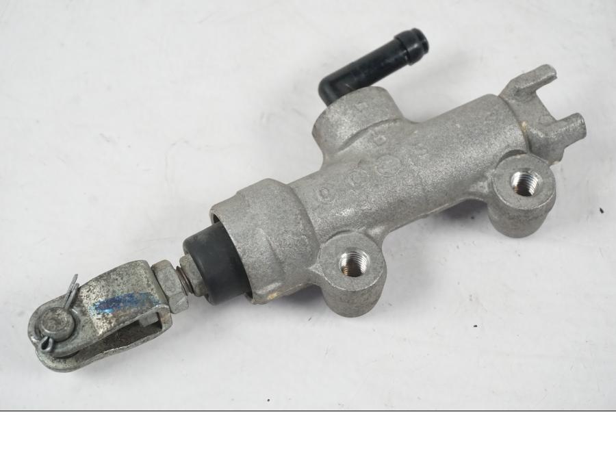 Snett uppifrÄn pÄ Bromshuvudcylinder frÄn en Kawasaki ER-6N ABS -2010 motorcykel.