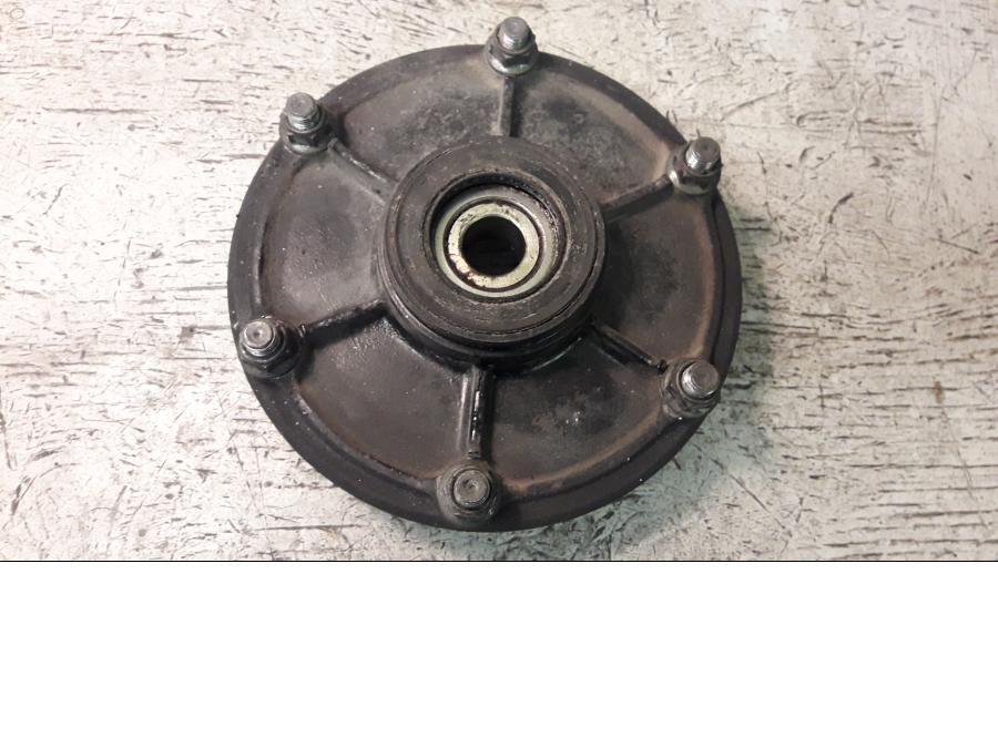 Framsidan på Drevfäste från en Yamaha FZ-S 600 -2000 motorcykel.