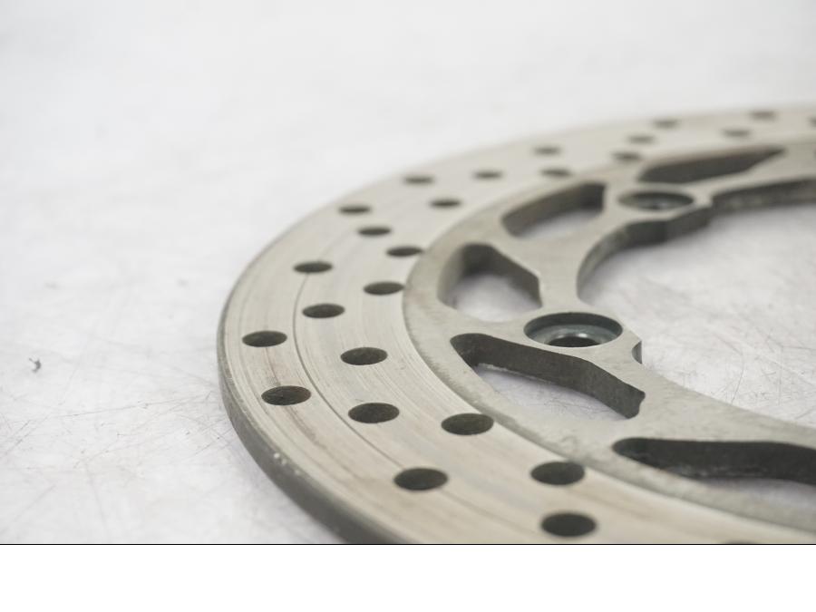 Vänster sida på Bromsskiva från en Yamaha MT-01 -2005 motorcykel.