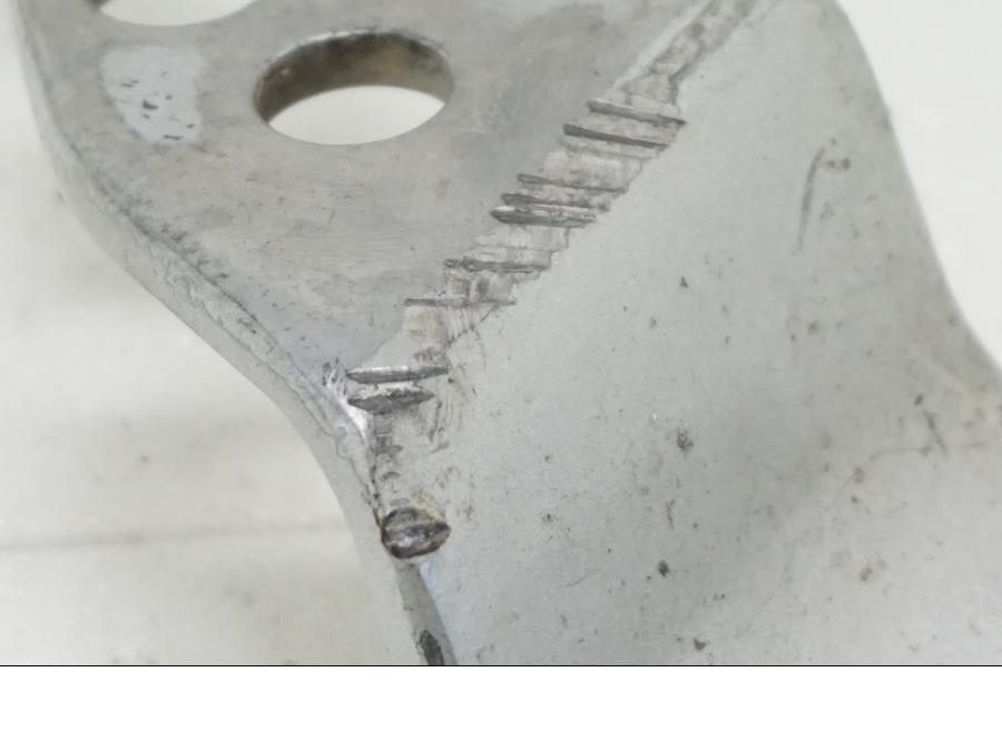 Höger sida på Fotpinnefäste från en Yamaha YZF-R 125 -2008 motorcykel.