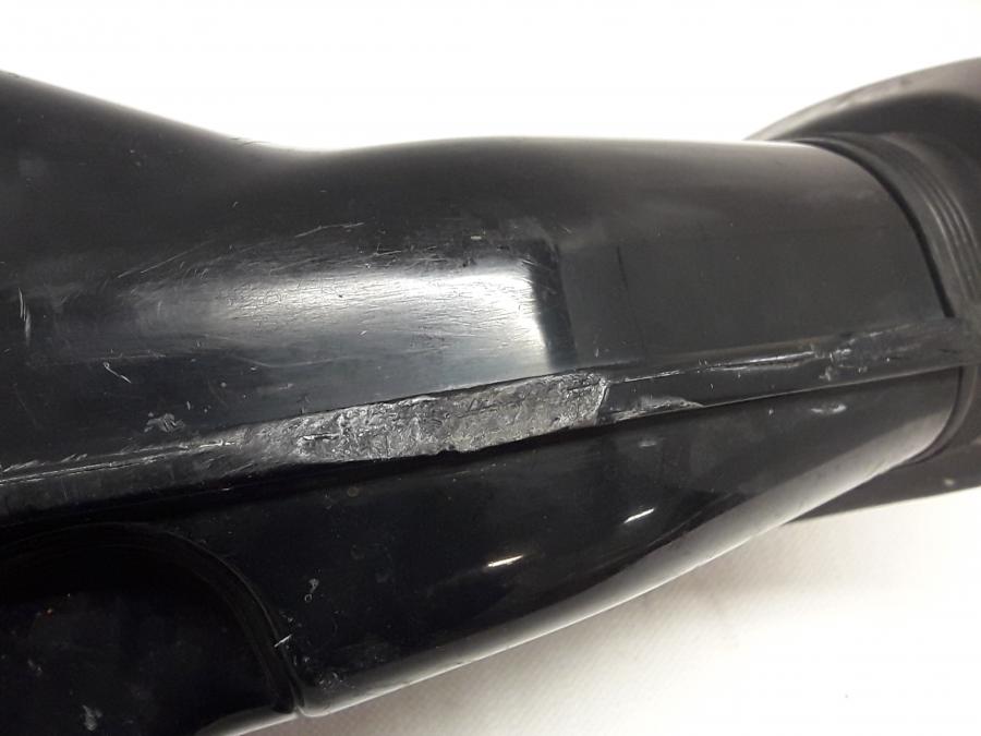 Baksidan på Luftrör från en Suzuki GSX-R 600 -1998 motorcykel.