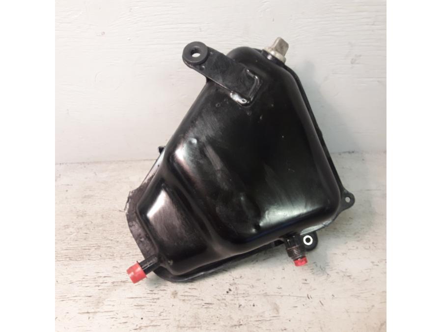 Framsidan på Oljetank från en Yamaha XTZ 750 -1995 motorcykel.