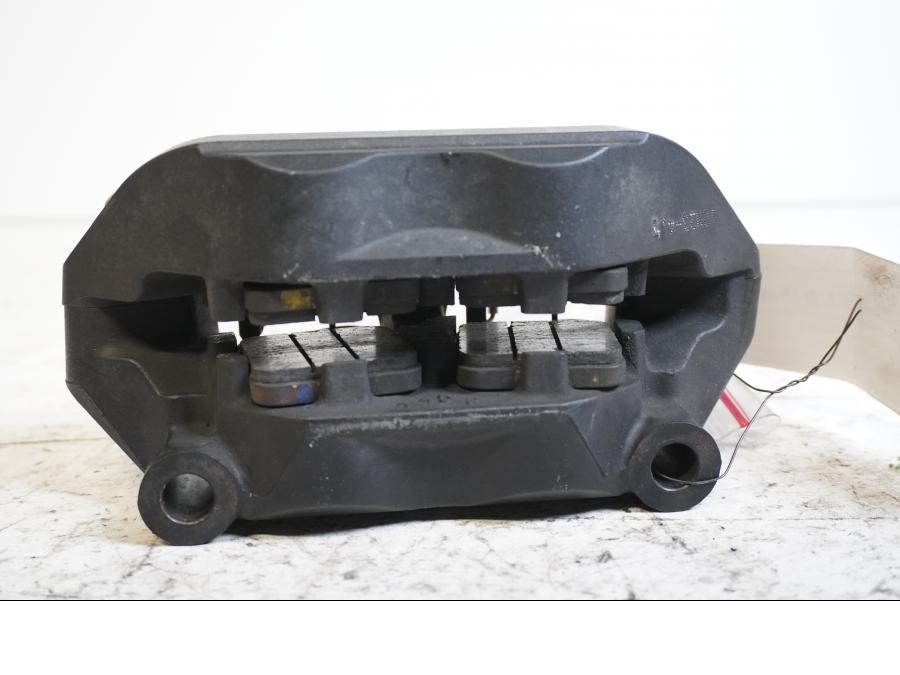 Höger sida på Bromsok från en Triumph Speed Triple -2011 motorcykel.