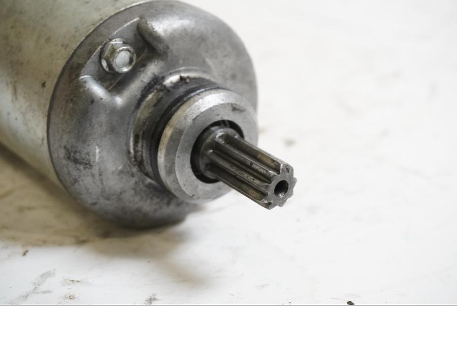 Baksidan på Startmotor från en Yamaha YZF R6 -2000 motorcykel.