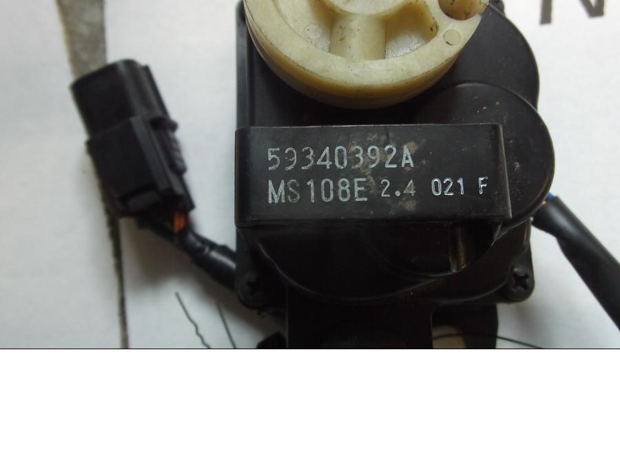 Vänster sida på Avgasspjällmotor från en Ducati Monster 1100 EVO ABS -2012 motorcykel.