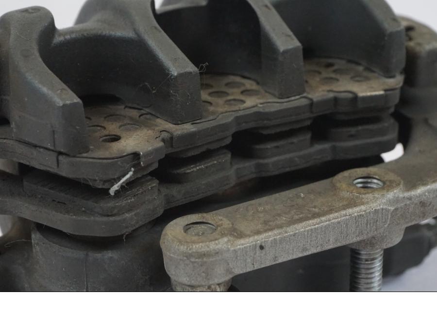 Snett nerifrån på Bromsok från en Honda NT 700 -2008 motorcykel.